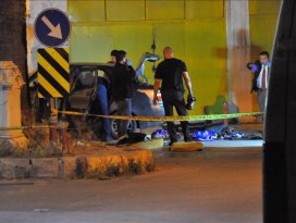 İzmirde şüpheli araçta silah ve el bombası bulundu