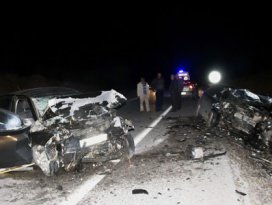 Otomobiller kafa kafaya çarpıştı: 4 yaralı