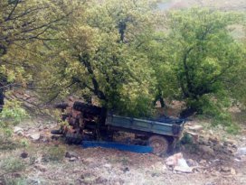Traktör şarampole devrildi: 1 ölü, 9 yaralı