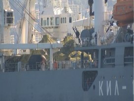 Rus askeri gemisi, güvertesinde tankla İstanbul Boğazından geçti