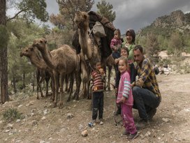 Sarıkeçili yörüklerinin son develi konargöçerleri