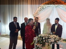 Ömer Ali Şahiner dünyaevine girdi
