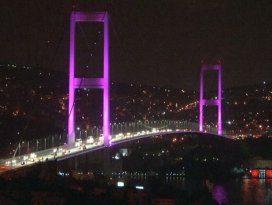 Boğaziçi Köprüsü pembeye büründü