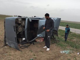 Yunak’ta otomobil devrildi: 2 yaralı