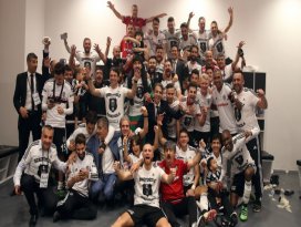 Beşiktaşlılardan şampiyonluk pozu