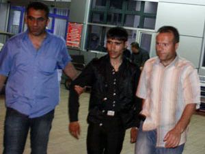 Tüfeğini temizlerken karısını vurdu