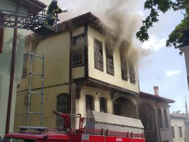Akşehir’de tarihi sokakta ev yangını