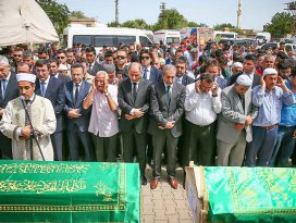 13 kişi yan yana toprağa verildi
