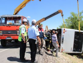 Öğrencileri taşıyan midibüs devrildi: 1 ölü, 20 yaralı