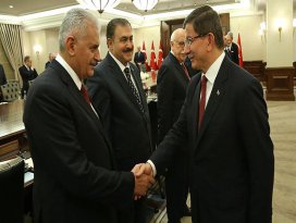 Davutoğlu, Binali Yıldırımı arayarak tebrik etti
