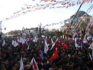 Başbakan Konyalılarla kucaklaştı