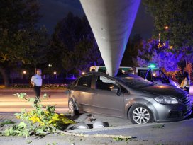 Konyada otomobil direğe çarptı: 1 ölü, 1 yaralı