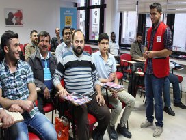 Suriyeliler hem dil hem meslek öğreniyor