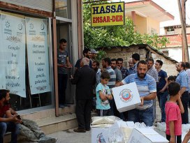 Suriyeli 300 aileye gıda kolisi dağıtıldı