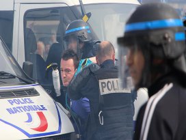 Çalışma yasa tasarısını protesto eden Fransızlar sokaklara döküldü