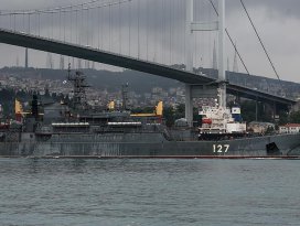 Rus savaş gemisi İstanbul Boğazından geçti