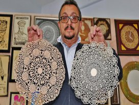 Ahşabı dantel gibi işliyor