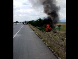 Yoldan çıkarak devrilen araç yandı!