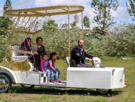 Hurda malzemelerden motorlu fayton yaptı
