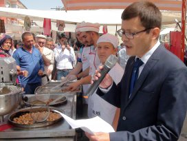 Başkan Akkaya davadan kazandığı parayla lokma dağıttırdı