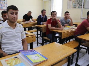 Cezaevinden diplomalarıyla çıkıyorlar