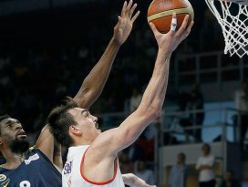 Anadolu Efes final serisinde durumu eşitledi