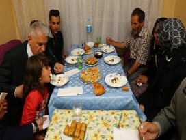 Başbakan Yıldırım gecekonduda iftar sofrasına konuk oldu