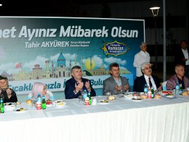 Akyürek, huzurevi sakinleri ve çocuklarla iftarda buluştu
