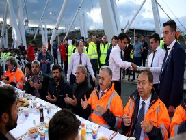 Bakan Arslan 3. Köprüde işçilerle iftar yaptı