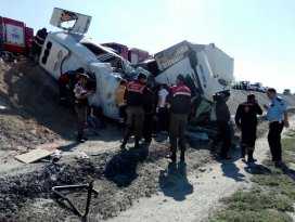 Konyada tır ile minibüs çarpıştı: 10 ölü, 4 yaralı