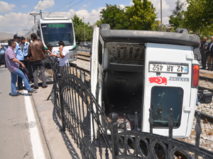 Tramvay yoluna giren araç takla attı