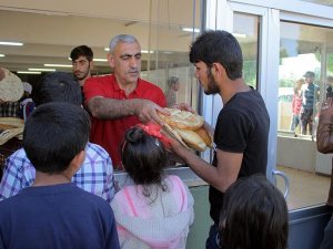 Elazığda sığınmacı ailelere ücretsiz ekmek