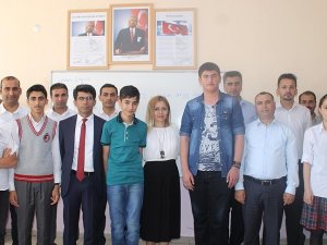 Teröristlerin yaktığı okullardan TEOG birincileri çıktı