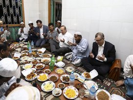Çavuşoğlu Arakanlı Müslümanlarla iftarda buluştu