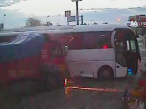 Kamyonun dinlenme tesisine daldığı an