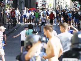 EURO 2016da Rus ve İngiliz taraftarların taşkınlıkları sürüyor
