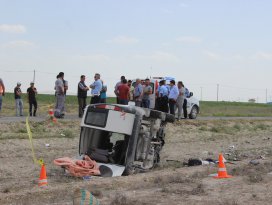 Konyada kamyonet devrildi: 1 ölü, 1 yaralı
