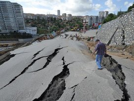 Ankarada hatalı kazı çalışması nedeniyle yol çöktü