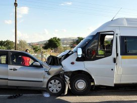 Kırıkkalede işçi servisi ile otomobil çarpıştı: 20 yaralı