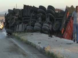 Otomobil, TIRla çarpıştı: 6 ölü