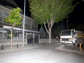 Cami çevreleri gül suyuyla yıkanıyor