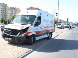 Hasta taşıyan ambulans otomobille çarpıştı