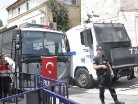 Taksimdeki izinsiz yürüyüşe polis müdahalesi