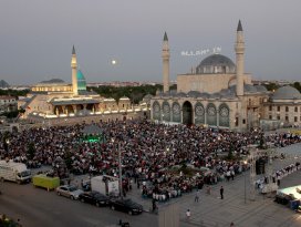Binlerce yetim kardeşlik iftarında buluştu