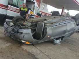 Otomobil akaryakıt istasyonuna daldı