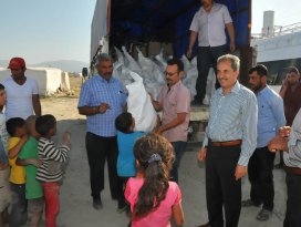Akşehir Belediyesi’nden geçici tarım işçilerine erzak yardımı