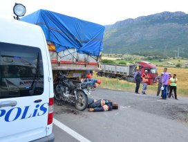 TIRa çarpan motosiklet sürücüsü hayatını kaybetti
