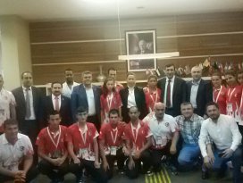 Şampiyonlar Özdemir’i ziyaret etti