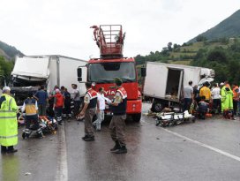 TIR ile kamyon çarpıştı: 1 ölü, 2 yaralı