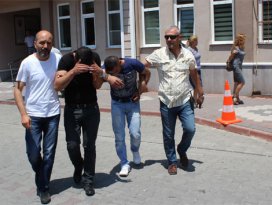 Ev hanımını 20 bin TL dolandıran zanlılar yakalandı